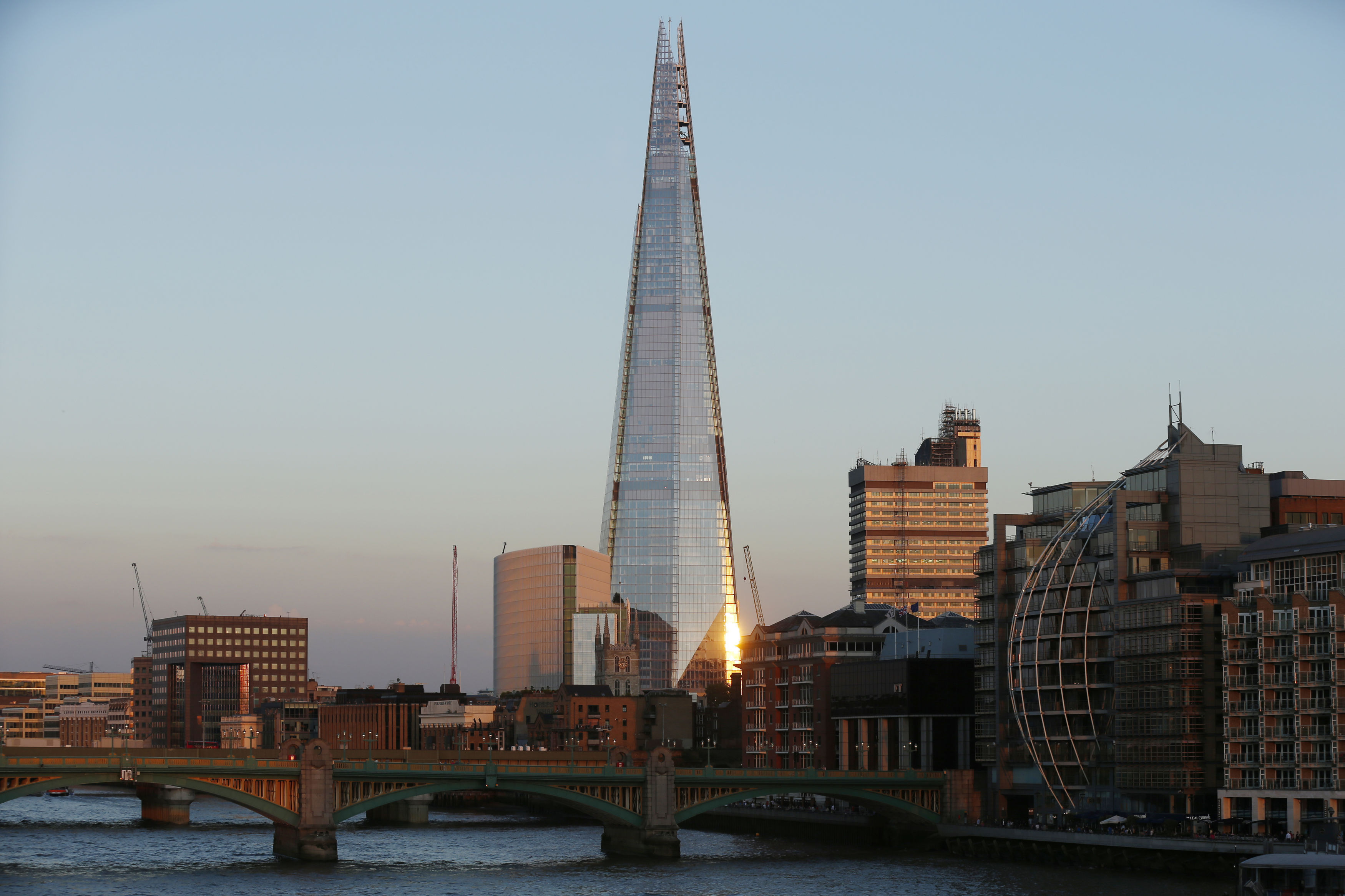 Самое высокое здание лондона. The Shard в Лондоне. Небоскреб Шард в Лондоне. Небоскреб осколок Лондон. The Shard Ренцо пиано.